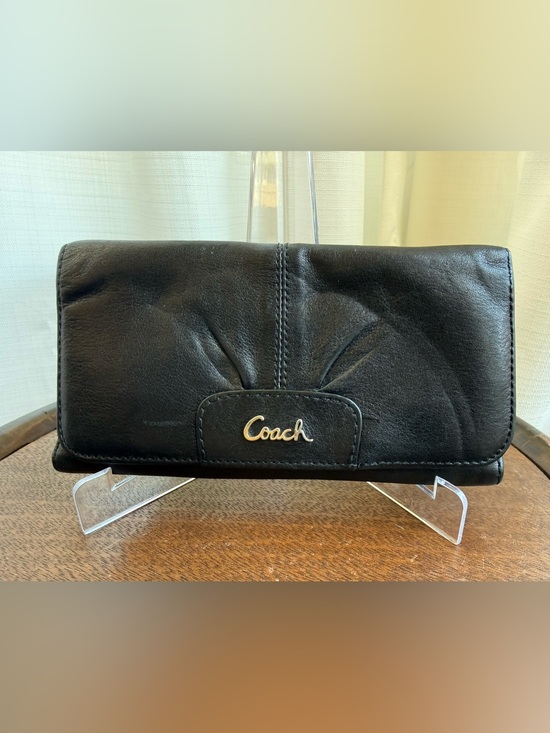 Handbags - 🖤 Authentic Coach Ashley Pleated Leather Envelope Wallet 🖤